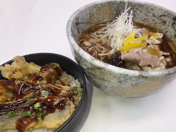 伊豆の国ポークときのこ蕎麦 秋刀魚と舞茸の竜田揚げミニ丼