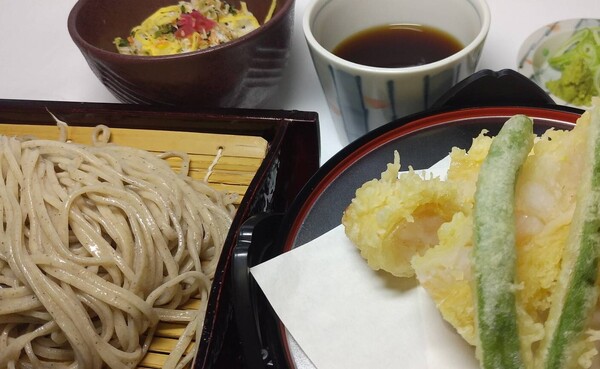 湯葉巻き海老真丈と野菜の天麩羅蕎麦