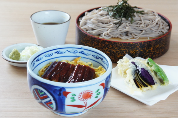 温かいそばとミニうな丼