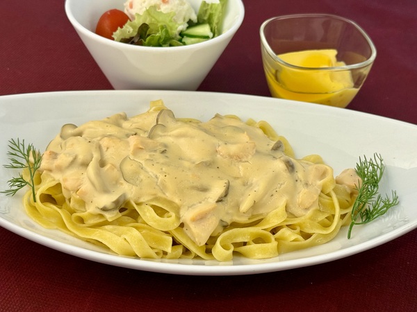 サーモンとシメジのフェットチーネ