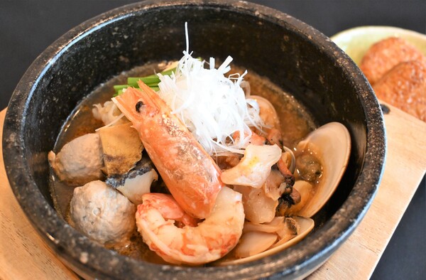 魚介出汁香る 海鮮石焼ブイヤベース