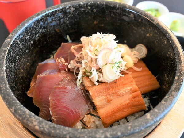 黒潮の恵 石焼鰹茶漬け