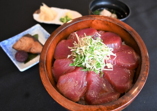 鰹の緋色（ひいろ）漬け丼～彩り薬味を添えて～