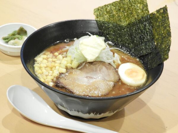 大判チャーシューを乗せた　　　　　　味噌バターコーンラーメン