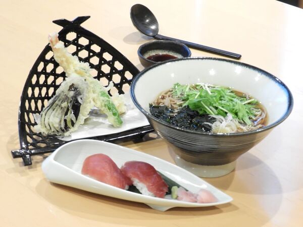 天婦羅そばと鮪にぎり寿司（三崎港直送）
