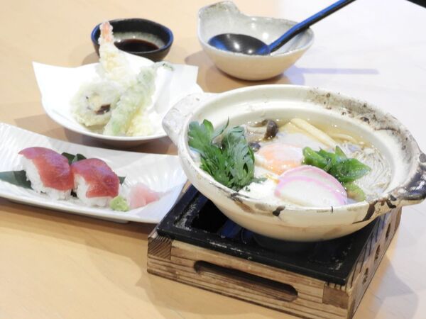 鍋焼きうどんと鮪のにぎり寿司（三崎港直送）