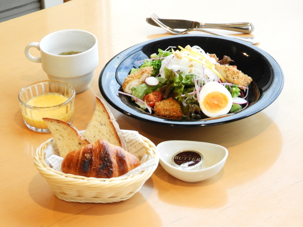 クロワッサンとライ麦パンの NEWサラダランチ