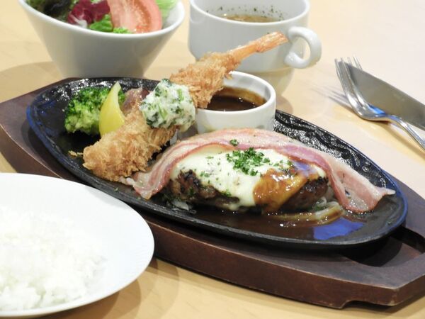 チーズハンバーグステーキ　　　　　　　海老フライ添え