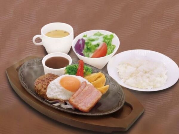 デミグラスハンバーグ　　　　　　　　　～ベーコンエッグ添え～