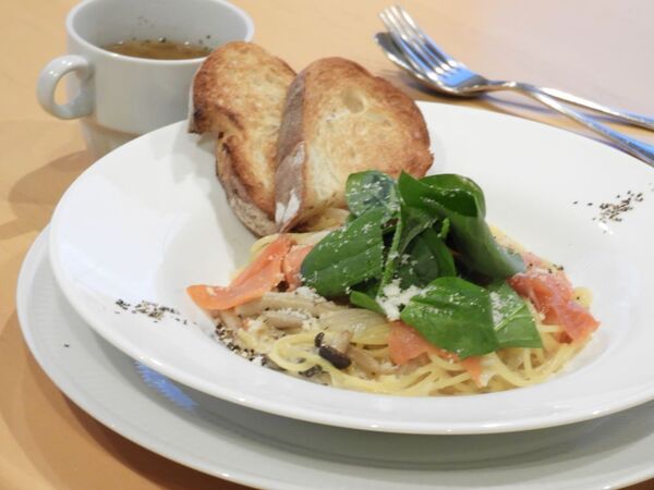 スモークサーモンとサラダほうれん草のクリームスパゲティ