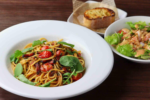 ベーコンとチェリートマトのトマトソースパスタ