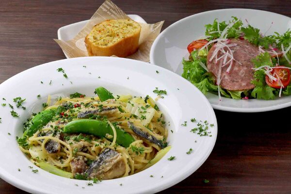 鰯とセロリのペペロンチーノ