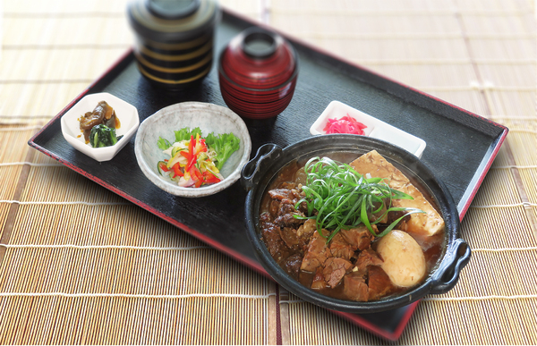 牛すじと豚バラの八丁味噌煮込み膳