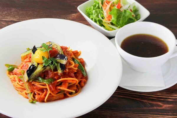 季節野菜のトマトソースパスタ
