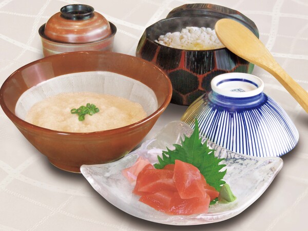 出汁の効いたとろろ汁と三崎直送マグロの刺身膳
