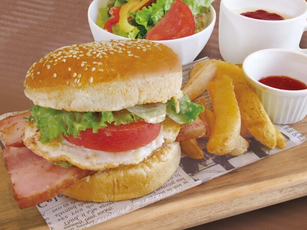 厚切りベーコンのBLTバーガー