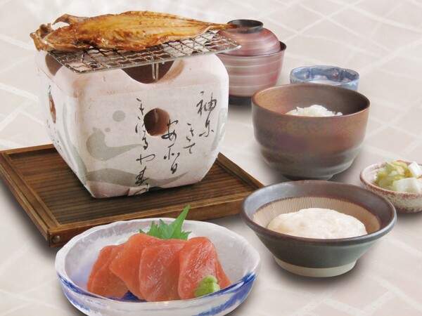 月替わりの焼魚と三崎直送のマグロぶつ切り膳