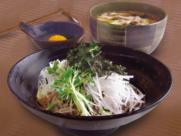 山西牧場 豚バラ肉のピリ辛にく蕎麦