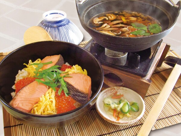 鮭といくらのはらこ飯ときのこ汁膳
