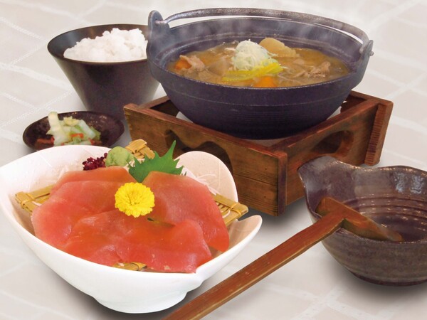 具沢山豚汁と三崎直送マグロのぶつ切り膳