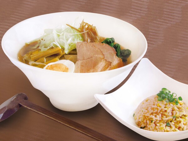 生姜香る、中華蕎麦と半炒飯