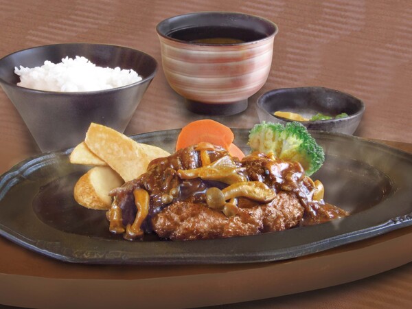 きのこ入りデミグラスソースの鉄板ハンバーグ膳