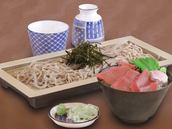 三崎直送マグロの小丼とせいろ蕎麦