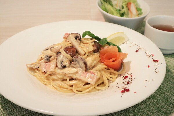 茸とサーモンのトマトクリームパスタ