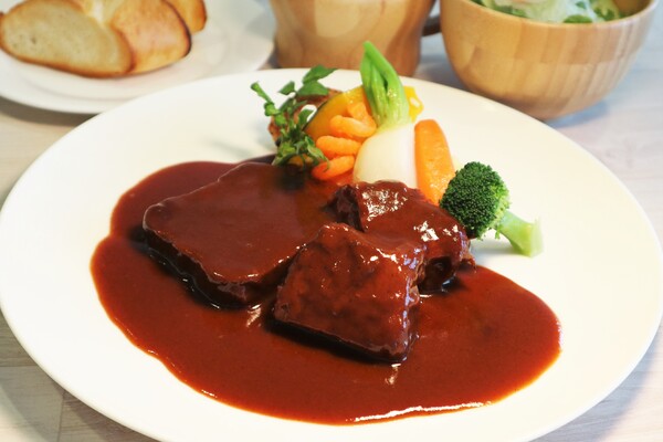 料理長おすすめ限定メニュー 【牛肉とタンの赤ワイン煮】