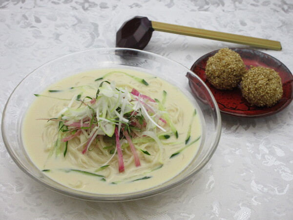 豆乳胡麻・稲庭風うどん~ゴマ団子付き~
