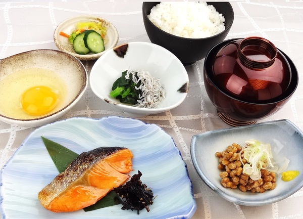 焼鮭と納豆の和朝食膳